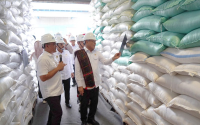 Kunjungi Gudang Bulog di Medan, Menko Polkam Pastikan Stok Beras di Sumut Aman Terkendali!