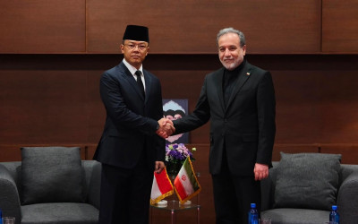 Menlu RI-Iran Bertemu di Mashhad, Tegaskan Misi Damai Global!