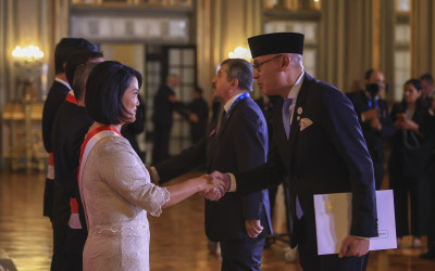 Wamenlu Serahkan Surat Khusus Presiden Prabowo di Pelantikan Presiden Baru Peru Keiko Fujimori