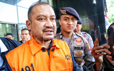 Kenakan Rompi Oranye, Bupati Pemalang Anom Widiyantoro Jadi Tahanan KPK
