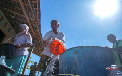 Dampak Kemarau Warga Sukoharjo Antre Air Bersih
