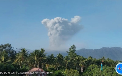 Gunung Dukono Lagi-Lagi Erupsi, Semburan Abunya Gak Main-Main Sampe 2.300 Meter!
