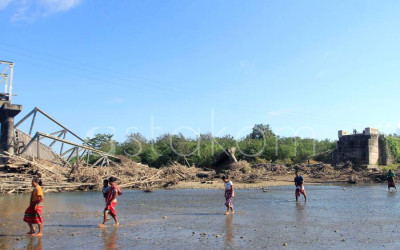 Jembatan Rusak di Desa Manubelu Kupang