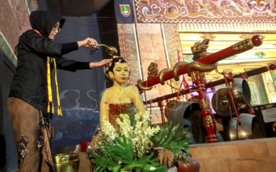 Kirab Budaya dan Jamasan Gangsa Sriwedari
