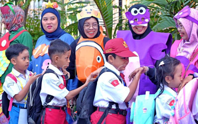 Kostum Dunia Laut Sambut Siswa Baru MPLS di Surabaya