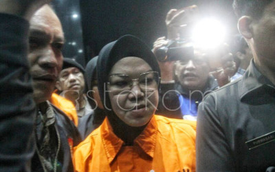 KPK Tahan Bupati Etik Suryani