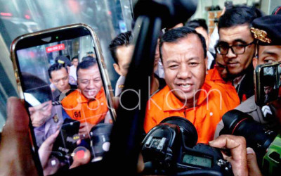 KPK Tahan Bupati Kuansing