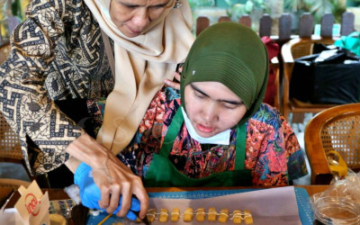 Pelatihan Dekorasi Kue bagi Peserta Disabilitas di Bandung
