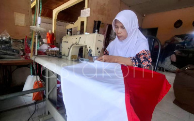 Penjahit Mulai Kebanjiran Pesanan Bendera di Pontianak
