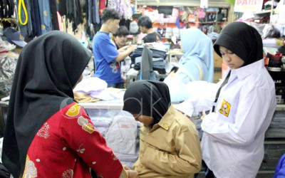 Penjualan Seragam Sekolah Meningkat Jelang Tahun Ajaran Baru