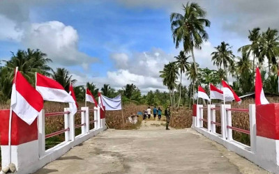 Personel Gabungan TNI Bangun Jembatan Aramco di Nias