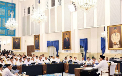 Presiden Prabowo: Saya Diserang karena Memberi Makan Bergizi, tapi Ribuan Triliun Menguap Tak Ada Protes