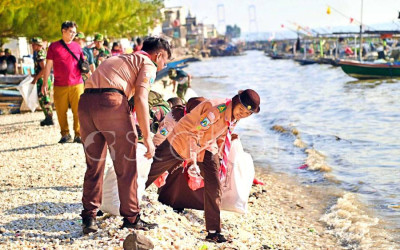 Sinergi Lintas Sektor Bersihkan Sampah Pantai Kenjeran