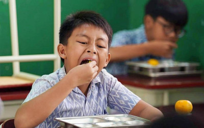 Siswa SD Negeri Cipaku Perumda Menikmati Makanan Bergizi