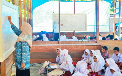 Siswa SDN Beutong Ateuh Belajar di Kelas Darurat