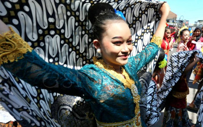 Tari Kolosal Ngabatik Pukau Pengunjung Bandung Arts Festival