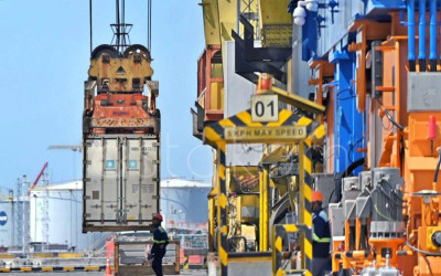 Terminal Petikemas Surabaya Perkuat Layanan Bongkar Muat