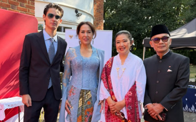 Gaya Cucu Sukarno, Frederik Kiran Tampil Gagah di HUT ke-81 RI di Inggris