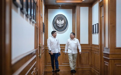 Seskab Teddy Gelar Pertemuan dengan Haji Isam, Bahas Sektor Strategis Ekonomi