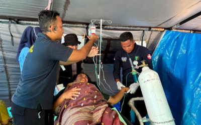 Momen Haru Tenaga Kesehatan Polri Bantu Persalinan Korban Gempa di Tenda Pengungsian