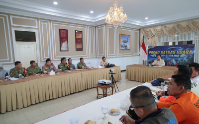 Mendarat di Kalbar, Presiden Prabowo Pimpin Rapat Penanganan Karhutla