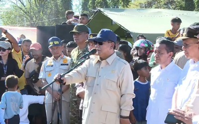 Selesai Rapat, Presiden Prabowo Tinjau Langsung Kondisi Pengungsi di Nagekeo NTT