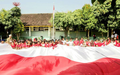 Aksi Siswa SD Solo Cuci Bendera Sambut HUT RI