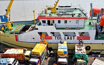Bongkar Muat Logistik Kapal Tol Laut Surabaya