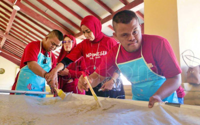Anak Berkebutuhan Khusus Buat Batik Inklusif di Makassar