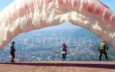 Para Atlet Paralayang Berlaga di Festival Batu