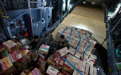 Seskab Teddy Spill Presiden Prabowo Gaspol Kirim 253 Ton Logistik ke Wilayah Terdampak Gempa NTT