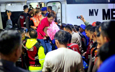 Tim SAR Evakuasi Penumpang Mentawai Fast di Muara Padang