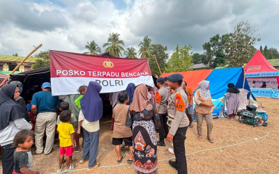 Hari ke-6 Pascagempa NTT, Polri terus Terjunkan Brimob dan Kirim Bantuan Logistik