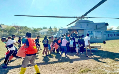 Helikopter Puspenerbal TNI AL Salurkan Logistik Gempa NTT