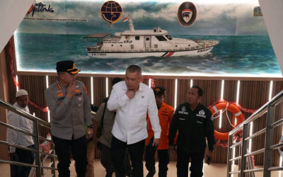 Update! Menhub Tinjau Langsung Evakuasi KM Mutiara Sentosa II, Pastikan Operasi Penyelamatan Terus Berjalan