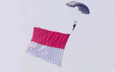 17 Penerjun Kopassus Sukses Jalankan Victory Jump, Bawa Bendera hingga Foto Presiden Prabowo di Langit Monas