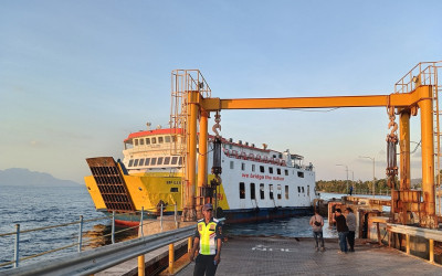 Dua Ekskavator Diangkut KMP Ile Ape ke Palue, Kemenhub Dorong Pemulihan Akses Pascagempa NTT