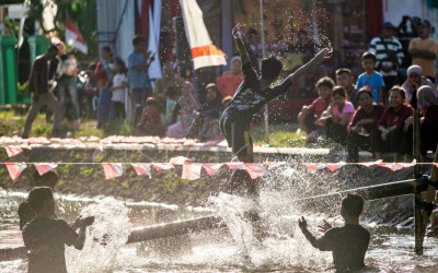Keseruan Warga Ikuti Lomba Meniti Bambu di Sleman