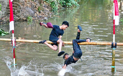 Lomba Pukul Bantal Meriahkan Peringatan Kemerdekaan RI