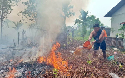 Momen Warga Kalbar Gotong Royong Padamkan Karhutla