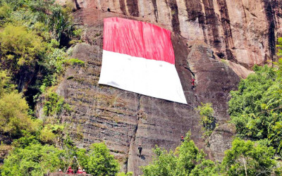 Pengibaran Merah Putih Raksasa di Tebing Lembah Harau