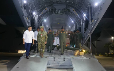 Seskab Teddy dan TNI AU Bergerak, 31 Ton Bantuan Dikirim untuk Warga NTT