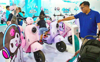 Pengunjung Berburu Motor Listrik Ramah Lingkungan di GIIAS 2026