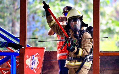 Peserta Unjuk Ketangkasan di Jakarta Fire Fighter Challenge