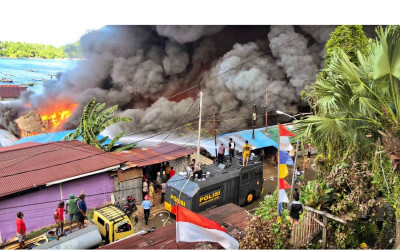 Polresta Jayapura Kota Bantu Padamkan Kebakaran Pemukiman