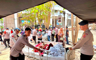 Polri Evakuasi Pasien Rumah Sakit Pasca Gempa NTT