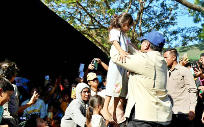 Presiden Prabowo Tinjau Pengungsi Bencana Gempa Bumi Flores