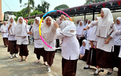 Santriwati Semarakkan Lomba Kemerdekaan di Pontianak