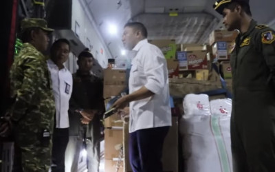 Seskab Tinjau Langsung Pengiriman 31 Ton Bantuan Logistik oleh TNI AU untuk Masyarakat NTT