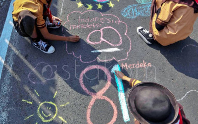 Siswa SD Kadipiro Ekspresikan Kemerdekaan Lewat Gambar Kapur